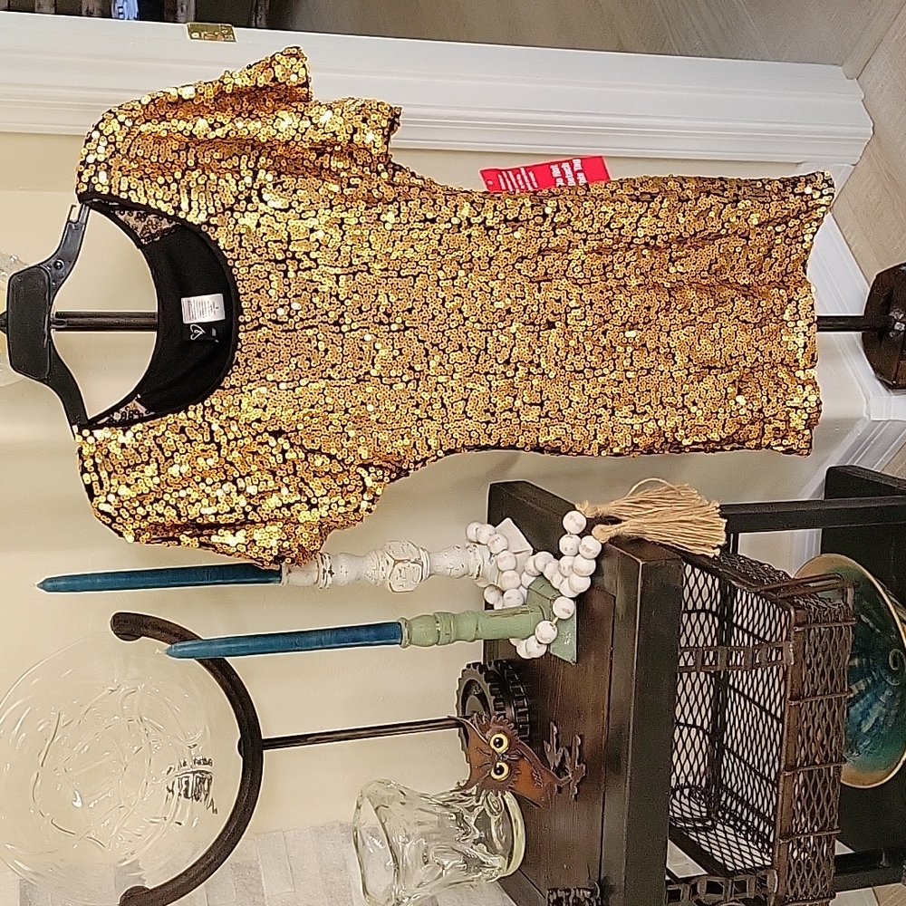 Windsor Fully Gold Sequin Body Con size S dress. Scoop neck,  short bell sleeves